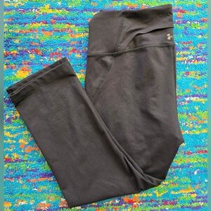 Under Armour womens Capri athletic pants size LG black waistband pocket like new